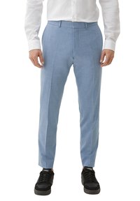 Hellblaue, slim-fit Hose aus strukturiertem Stoff mit Falten an der Vorderseite, kombiniert mit schwarzen Sneakers und einem weißen Hemd.