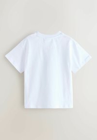 Valge puuvillane t-särk lõdva istuvusega, lühikeste varrukate ja ümarate kaelusega. Omadused: sile tekstuur ja minimaalsed õmblused.