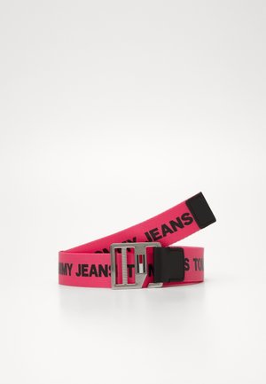 Ceinture en tissu rose vif avec texte noir "Tommy Jeans" et boucle métallique rectangulaire argentée sur fond blanc.