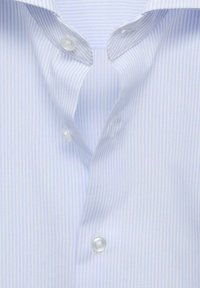 Lichtblauw gestreept overhemd met een spread collar en twee witte knopen, met verticale strepen en een gladde textuur.
