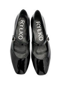 Czarne lakierowane buty Mary Jane z okrągłym przodem, zapięciem na kostkę i srebrną klamrą, o gładkim, błyszczącym wykończeniu.