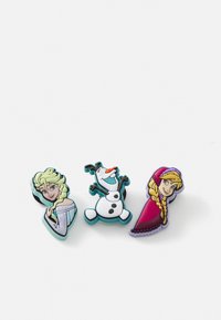 Ensemble de trois épingles représentant des personnages de dessins animés : Elsa, Olaf et Anna. Fabriquées en plastique coloré avec des détails en relief et des caractéristiques distinctes.
