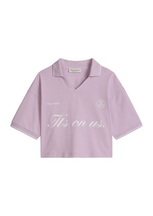 Lavendelfarbenes, kurz geschnittenes Polohemd mit kurzen Ärmeln, V-Ausschnitt, weißem Besatz und dem auf der Vorderseite aufgedruckten Text „It's on us.“, sichtbare Marc O'Polo-Marke.