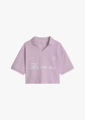 Lavendelfarbenes, kurz geschnittenes Polohemd mit kurzen Ärmeln, V-Ausschnitt, weißem Besatz und dem auf der Vorderseite aufgedruckten Text „It's on us.“, sichtbare Marc O'Polo-Marke.