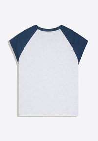 Korte mouw raglan T-shirt met lichtgrijze body en donker marineblauwe mouwen en kraag, plat liggend op witte achtergrond.