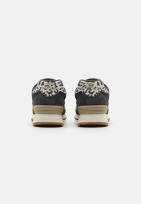 Adidași din suede albastru închis cu un accent din imprimeu leopard gri și negru la călcâi, având o talpă intermediară texturată și o talpă din cauciuc de cauciuc.