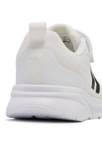 Witte sneaker met een bovenzijde van mesh, een rubberen zool, zwarte accentstrepen en een trekriempje aan de hiel voor gemakkelijk aantrekken.