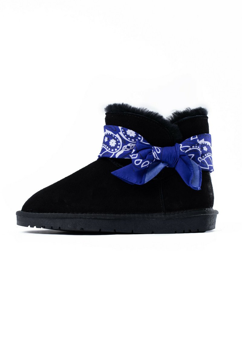 Botín de ante negro con forro de felpa y un lazo de tela con estampado de bandana azul alrededor del tobillo. Suela de goma plana, diseño de punta redondeada.