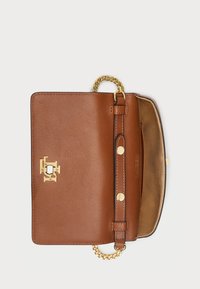 Borsa a mano in pelle marrone con manico a catena dorata, chiusura magnetica e dettaglio del logo. L'interno presenta una fodera beige e una forma strutturata.