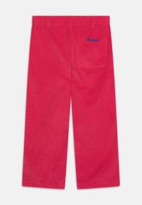 Røde kordfløjlbukser med bred ben-design, en baglomme med bl�å broderi og en glat tekstur.