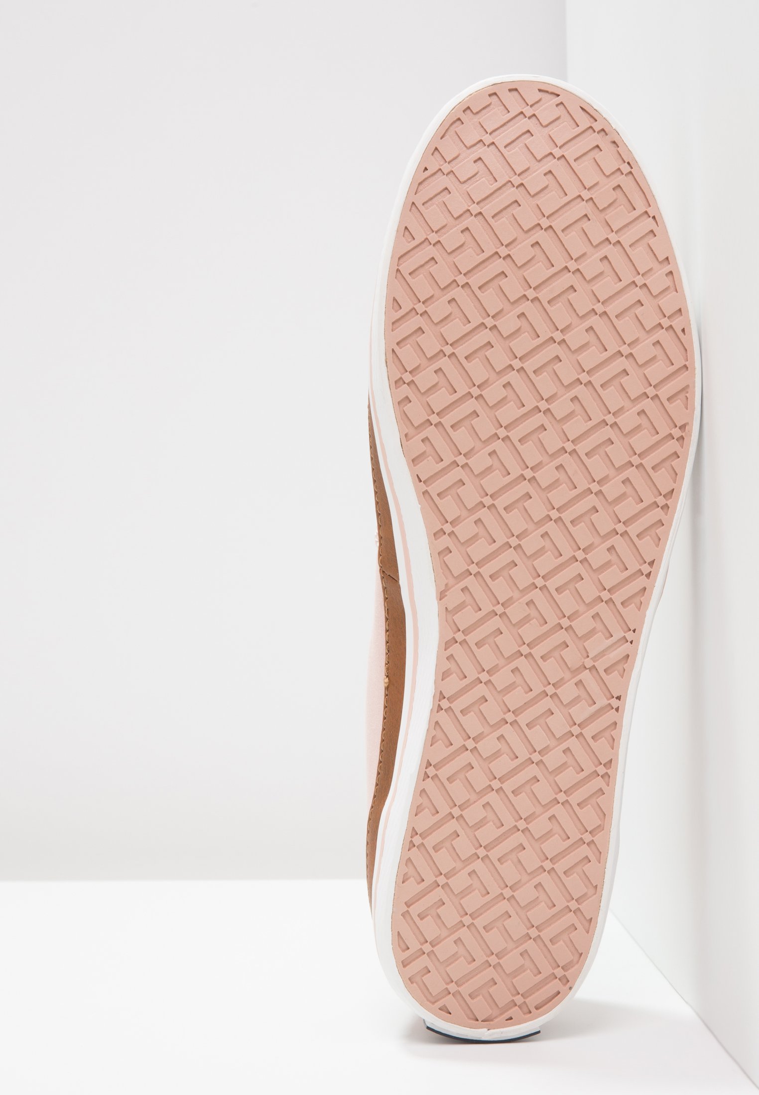 tommy hilfiger kesha shoes