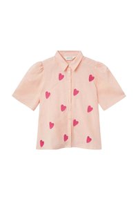Camisa de manga corta de color rosa con cuello puntiagudo, que presenta corazones rosa bordados dispersos por el frente y un cierre de botones.