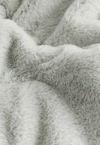 Grijs namaakbontstof met een zachte, pluizige textuur, met een golvend patroon in verschillende tinten grijs en wit.