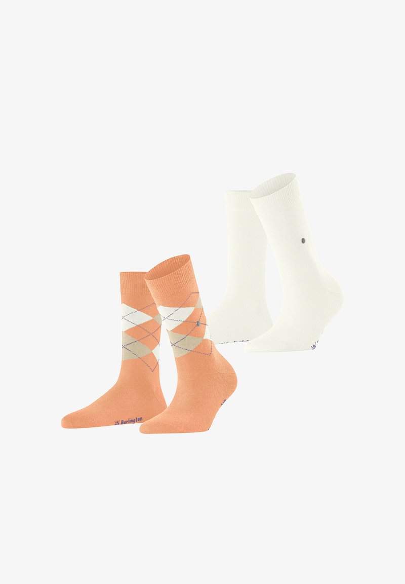 Deux paires de chaussettes : une orange avec un motif losange en crème et bleu, et une blanche unie avec un petit motif de points près du bord-côte.