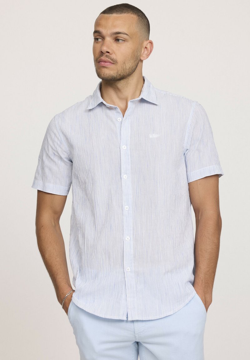 Chemise à manches courtes à rayures bleu clair et blanches, design à boutons, en tissu doux, avec un petit logo sur la poitrine, coupe ajustée.