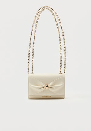 Kremowa prostokątna torebka z centralnym metalowym owalnym detalem oraz złotym łańcuszkowym paskiem.