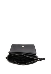 Pochette en cuir noir avec une texture lisse, un fermoir magnétique, et des détails de fermeture éclair en ton argent à l'intérieur. Vue ouverte montrant les compartiments intérieurs.