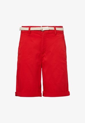 Shorts rouges en tissu léger et doux. Dotés d'une ceinture tressée blanche, de revers enroulés et de poches avant.