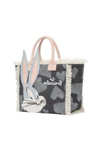 Borsa tote in canvas nera con un design di coniglio in stile cartone animato, maniglie rosa chiaro e frange lungo la parte superiore. Pattern a forma di cuore sullo sfondo.