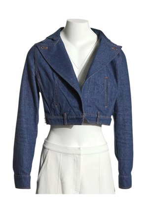 Mørkeblå cropped denimjakke med lange ærmer, brede revers og bæltedetalje, båret på en hvid mannequin med hvide bukser.