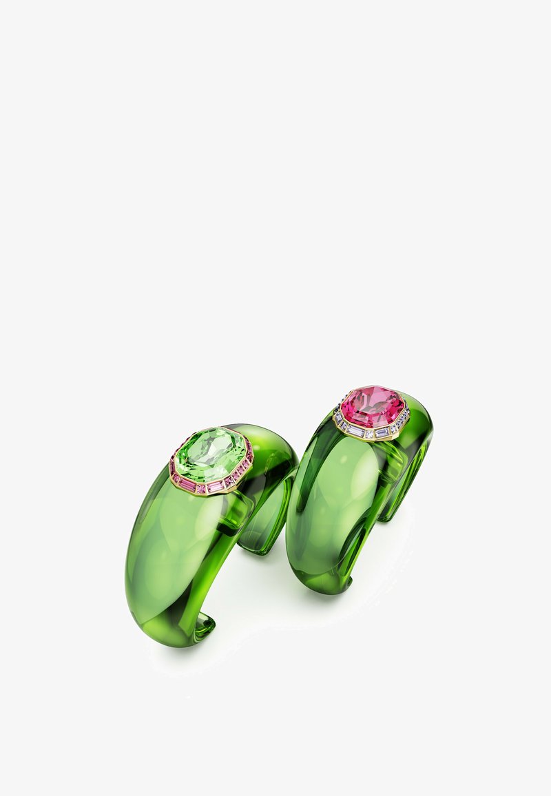 Brazaletes de resina verde transparente con gemas octagonales: una verde clara y una rosa, rodeadas de acentos rosas y transparentes. Textura suave.