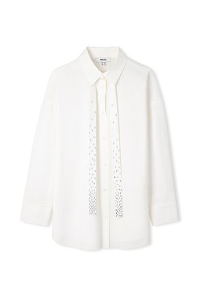 Weißes Hemd mit Knöpfen aus leichtem Stoff, mit einem spitzen Kragen, langen Ärmeln und dekorativen Perlenakzenten entlang der Vorderseite.