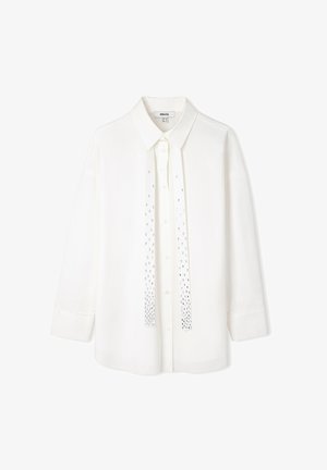 Weißes Hemd mit Knöpfen aus leichtem Stoff, mit einem spitzen Kragen, langen Ärmeln und dekorativen Perlenakzenten entlang der Vorderseite.