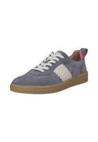 Baskets en daim gris avec accents blancs, panneau latéral texturé et bout arrondi. Dotées de lacets blancs et d'un discret onglet au talon rouge. Semelle en caoutchouc.