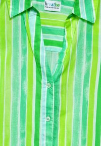 Camisa de botón a rayas verdes que presenta diferentes tonalidades de verde, acentos en azul claro y un escote en V con una textura de tela suave.