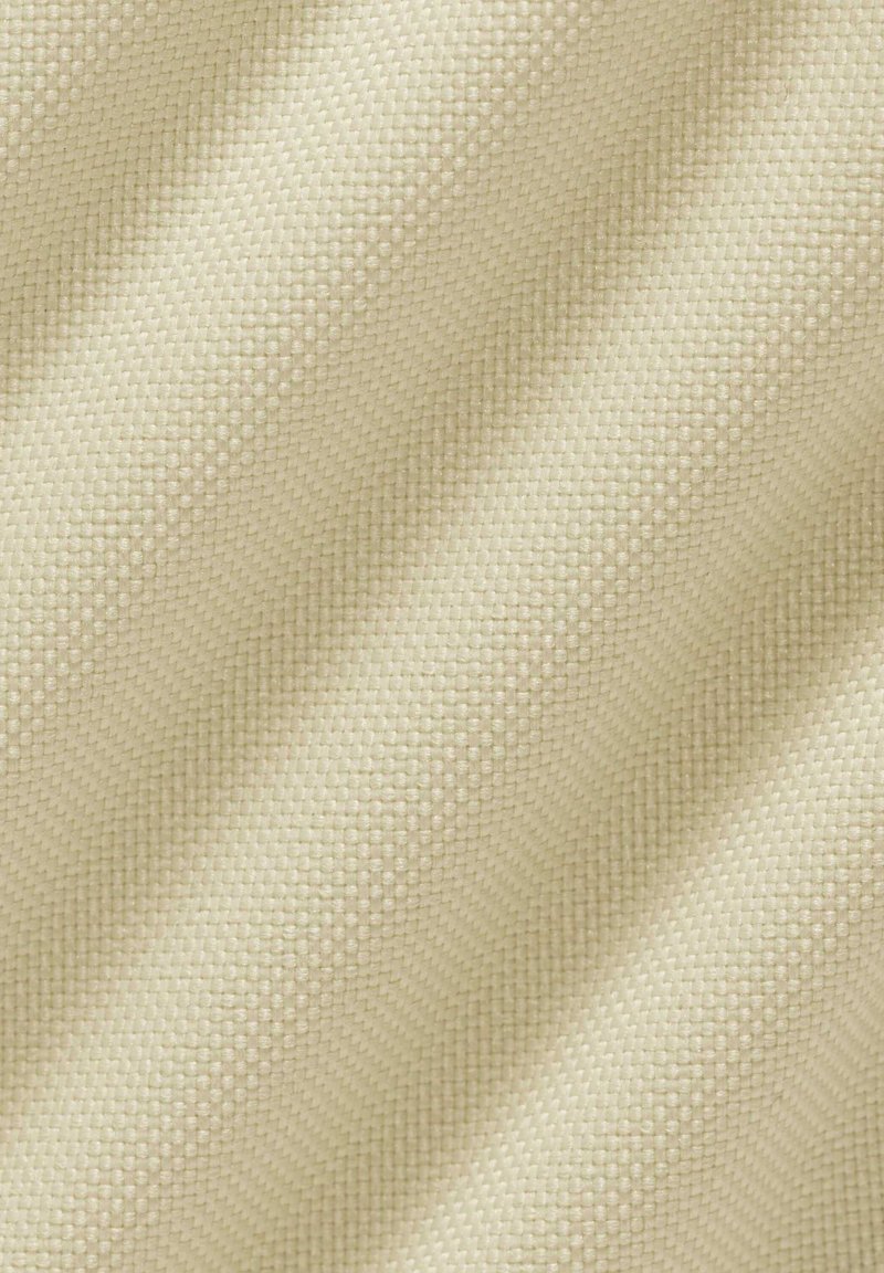 Tejido texturizado en un color beige claro, con un patrón tejido que presenta sutiles crestas diagonales, transmitiendo una calidad suave y duradera.
