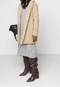 Noisy May Petite Cappotto classico - tan