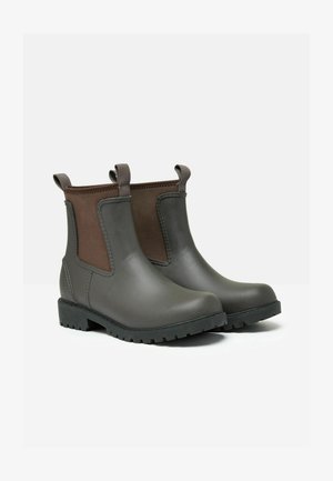 Grijze waterdichte Chelsea boots met bruine elastische panelen, trekhulpjes, rubberen zolen en een getextureerde loop voor grip. Duurzaam en gemakkelijk te dragen.