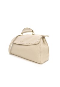 Borsa a mano in pelle beige con pattina cucita, manico superiore e tracolla, mostrata in forma angolata su sfondo bianco.
