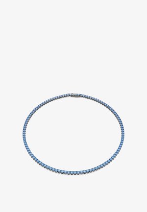 Zilveren tennis ketting met een doorlopende lijn van kleine ronde blauwe edelstenen, plat liggend op een witte achtergrond.