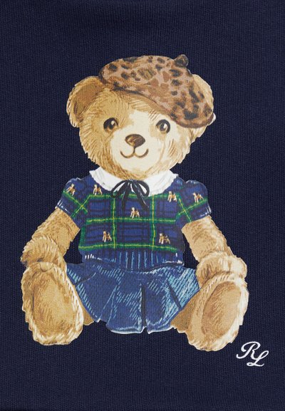 Teddy-bjørn illustrasjon som har på seg en blå rutete topp med hvit krage, jeansskjørt og en brunprikket beret på en marineblå bakgrunn.