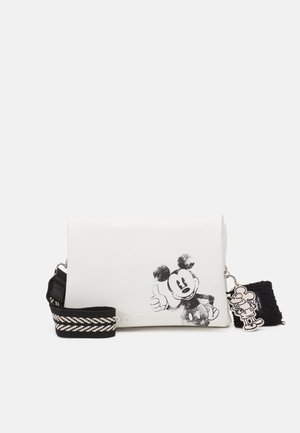 Weiße Clutch mit schwarz-weißem Mickey-Mouse-Print, schwarzem verstellbarem Riemen mit weißem Zickzackmuster und angebrachtem Mickey-Schlüsselanhänger.
