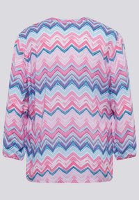 Mehrfarbiges Oberteil mit Chevron-Muster in Pink-, Blau- und Weißtönen. Mit langen Ärmeln und einem runden Ausschnitt. Hergestellt aus leichtem Stoff.