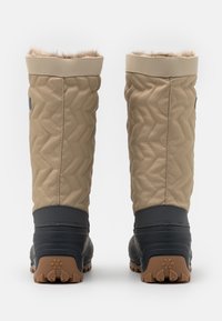 Vandtætte beige knæhøje støvler med kviltet tekstil, faux pels kant og gummisåler med et aggressivt mønster.