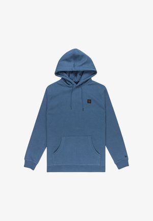 Sudadera de forro polar azul con un bolsillo tipo canguro, capucha con cordón, puños acanalados y un pequeño parche negro con logo en el pecho. Textura suave.