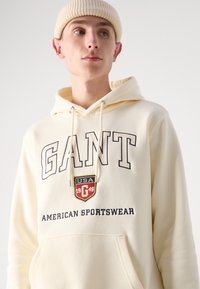 GANT GRAPHIC HOODIE - Sudadera - cream