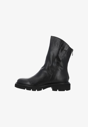 Bottines en cuir noir avec une finition texturée, bout arrondi et semelle en caoutchouc épaisse. Comprend une fermeture éclair sur le côté et un léger talon.
