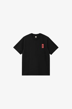 Crna majica kratkih rukava s okruglim izrezom i malim crvenim vertikalnim japanskim znakovima na lijevoj strani prsa te malom etiketom unutar ovratnika.