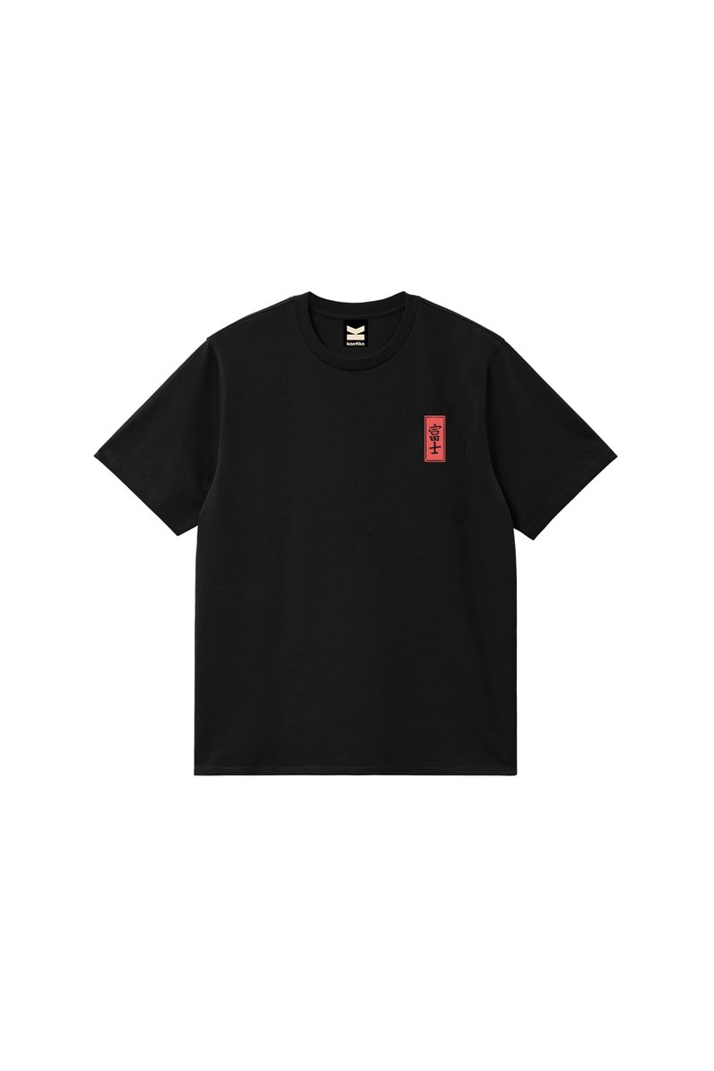 Μαύρο κοντομάνικο T-shirt με στρογγυλή λαιμόκοψη και μικρούς κάθετους κόκκινους ιαπωνικούς χαρακτήρες στην αριστερή πλευρά του στήθους και μια μικρή ετικέτα στο εσωτερικό του γιακά.