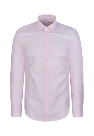 Camicia da uomo rosa chiaro a maniche lunghe con bottoni sul davanti e colletto appuntito su sfondo bianco.