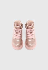Glittriga rosa ankelstövlar med en slät yta, rosa snören och en strukturerad ovandel. Har guldiga detaljer och en kraftig, loggerad sula.