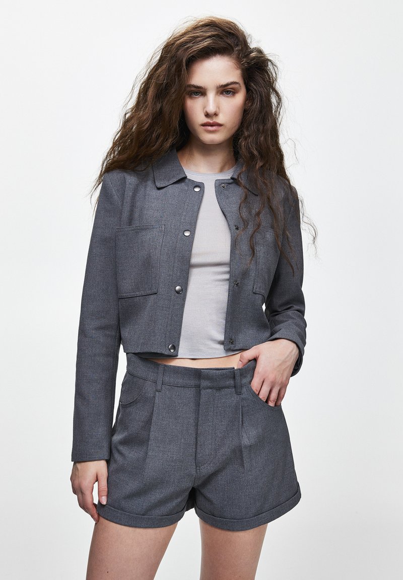 PULL&BEAR CROPPED - Tunn jacka - dark grey/mörkgrå - Zalando.se