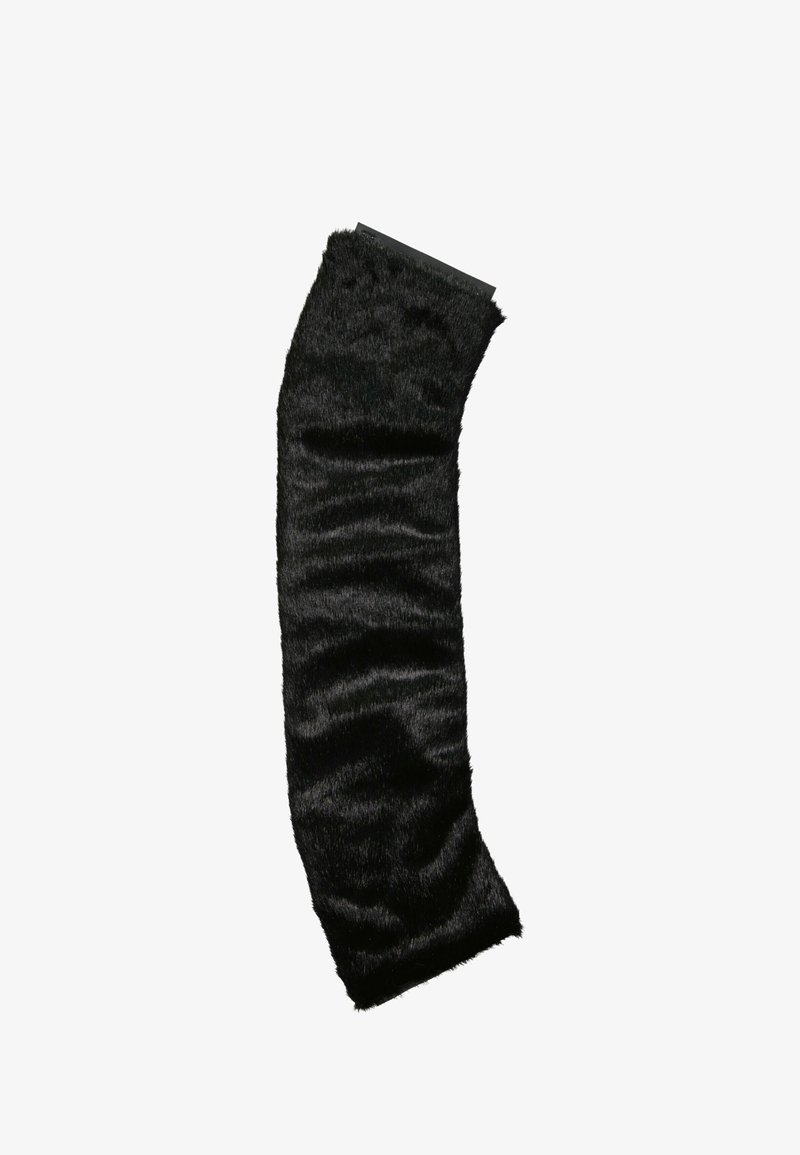 Écharpe rectangulaire ou tour de cou en fausse fourrure noire, avec une texture douce et pelucheuse, légèrement courbée et posée à plat sur un fond blanc.