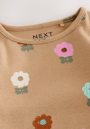 Top din material reiat bej, cu modele florale în roz, alb, maro și aqua; decolteu rotund cu o etichetă pe care scrie "NEXT".