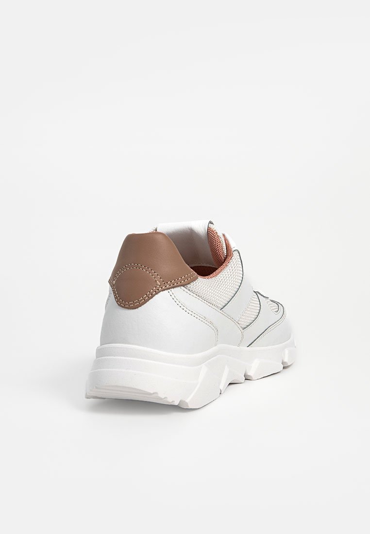 Weiße Sneaker mit einem strukturierten Mesh-Obermaterial, braunen Lederakzenten und einer klobigen Sohle. Verfügt über Steppdetails und einen gepolsterten Schaft.