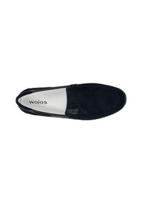 Navy modré semišové slip-on boty s prošívaným designem, koženými akcenty a polstrovanou stélkou. Interiér je bílý s logem.
